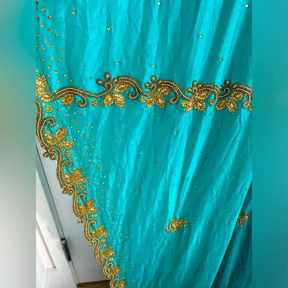 Hand Embroidered Sari (Saree) worn for Indian wedding - Picture 4 of 8